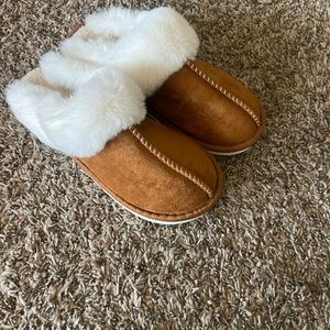 Women’s slippers size 7.5